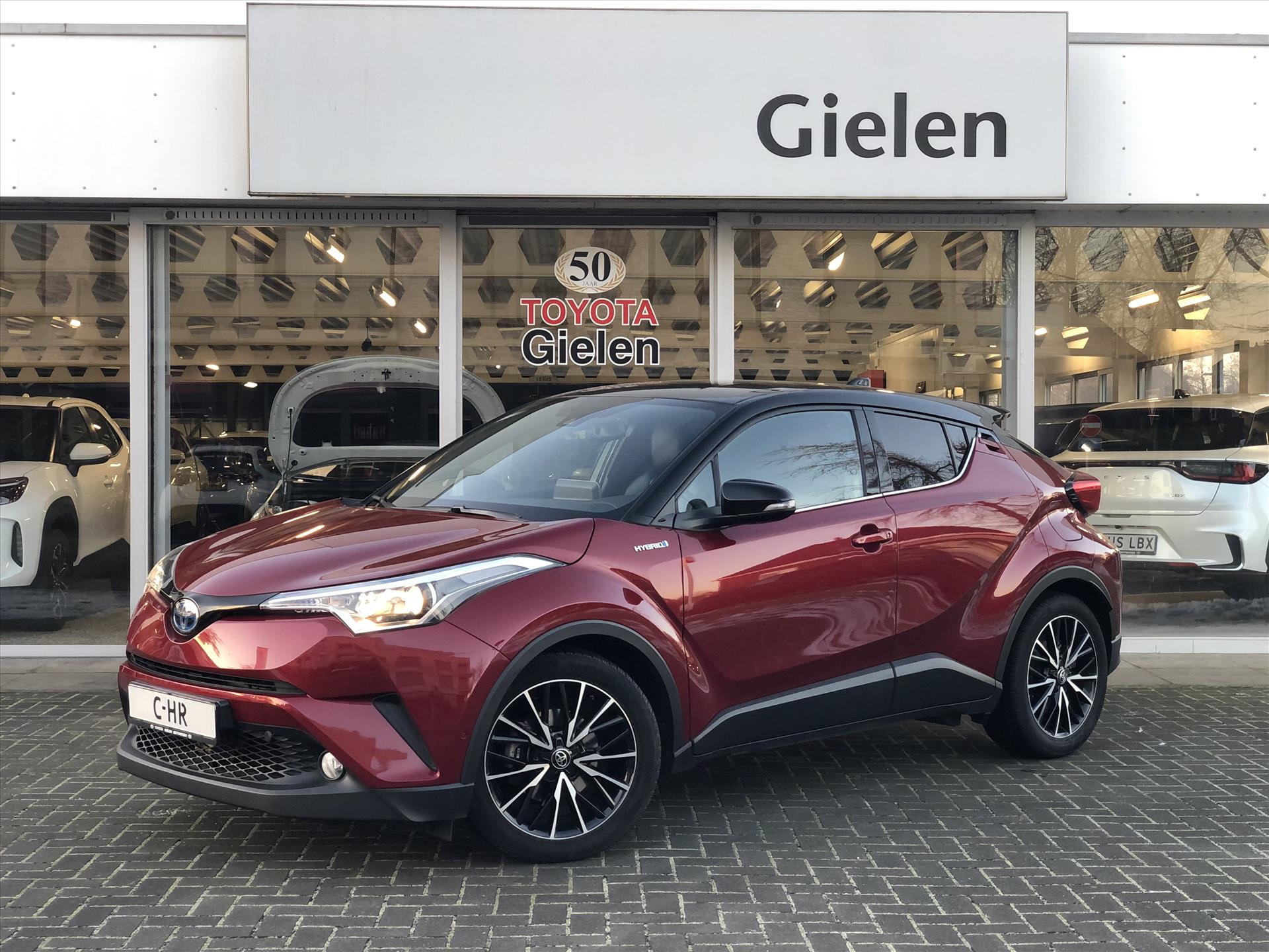 Toyota C-HR 1.8 Hybrid Style Bi-Tone | Leer, JBL, Trekhaak, Navigatie, Dodehoekherkenning, Stoelverwarming, Parkeersensoren 42238712-0.jpg | Autobedrijf Gielen