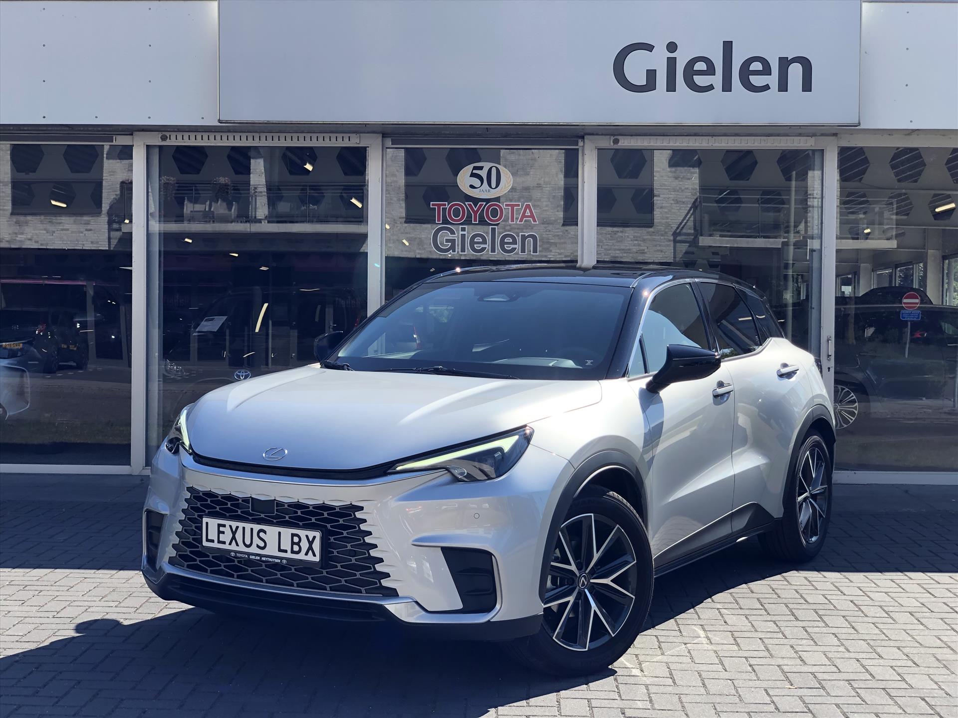 Lexus LBX 1.5 Hybrid Emotion Bi Tone | Leer, Stoel + Stuurverwarming, Parkeersensoren, Dodehoekherkenning 42413181-0.jpg | Autobedrijf Gielen