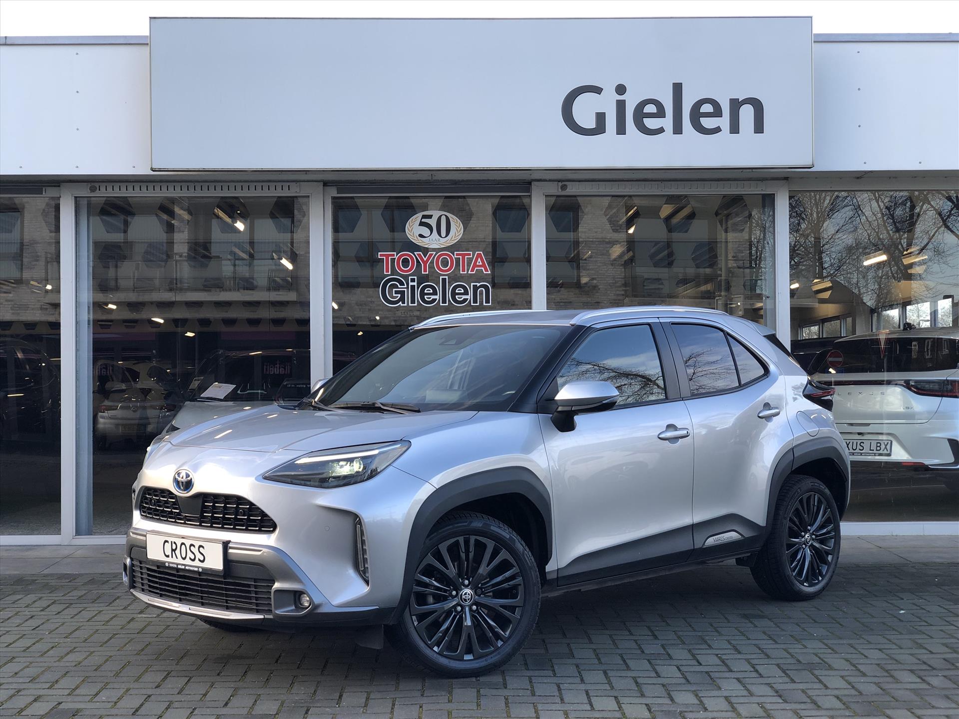 Toyota Yaris Cross 1.5 Full Hybrid AWD Adventure | Head up display, Dodehoekherkenning, Parkeersensoren, Stoelverwarming, 4X4 42594999-0.jpg | Autobedrijf Gielen