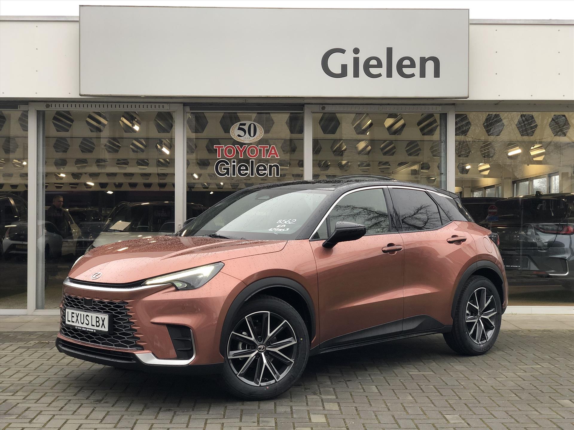 Lexus LBX 1.5 Hybrid Emotion Bi Tone | Tech pack, Leer, Stoel + Stuurverwarming, Parkeersensoren, Dodehoekherkenning, Elektrische achterkl 42653868-0.jpg | Autobedrijf Gielen
