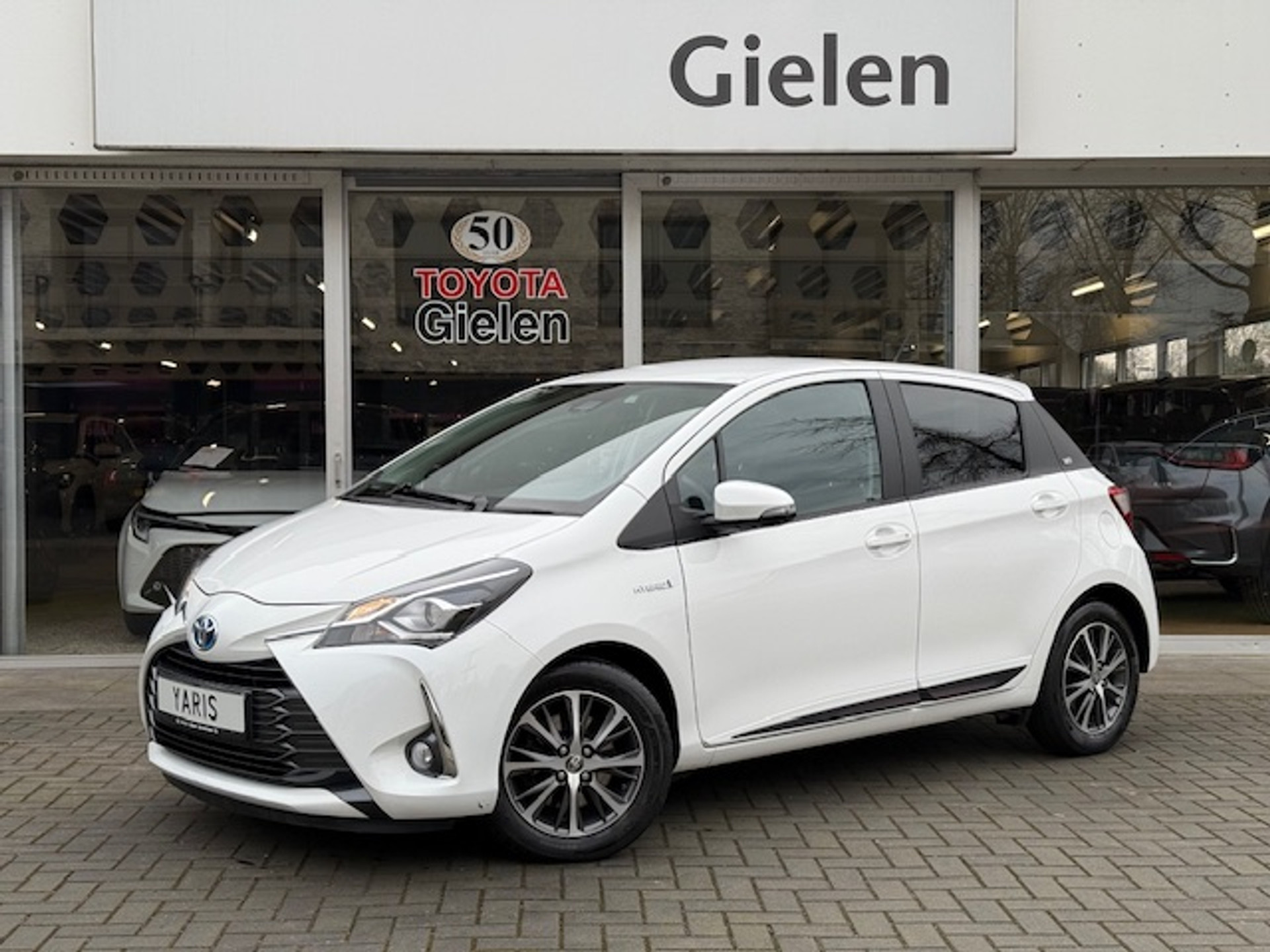 Toyota Yaris 1.5 Hybrid Y20 | Stoelverwarming, Startknop, Lichtmetalen velgen, Privacy glass, Parkeercamera, Cruise control 42682539-0.jpg | Autobedrijf Gielen
