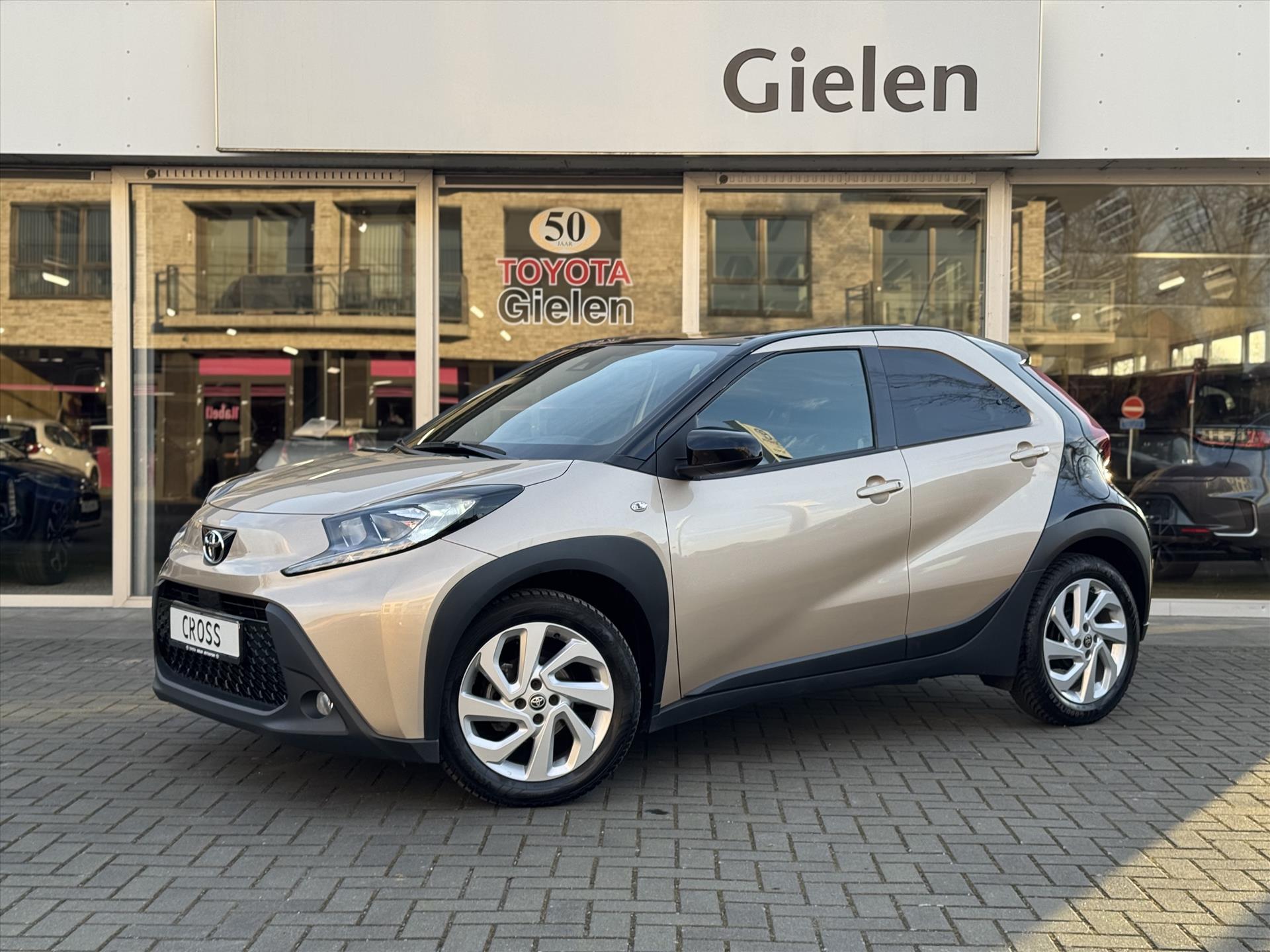 Toyota Aygo X 1.0 VVT-i Pulse | Bi-tone, Privacy glass, 17 inch, Apple carplay/Android auto, Stoelverwarming, Parkeercamera 42707835-0.jpg | Autobedrijf Gielen