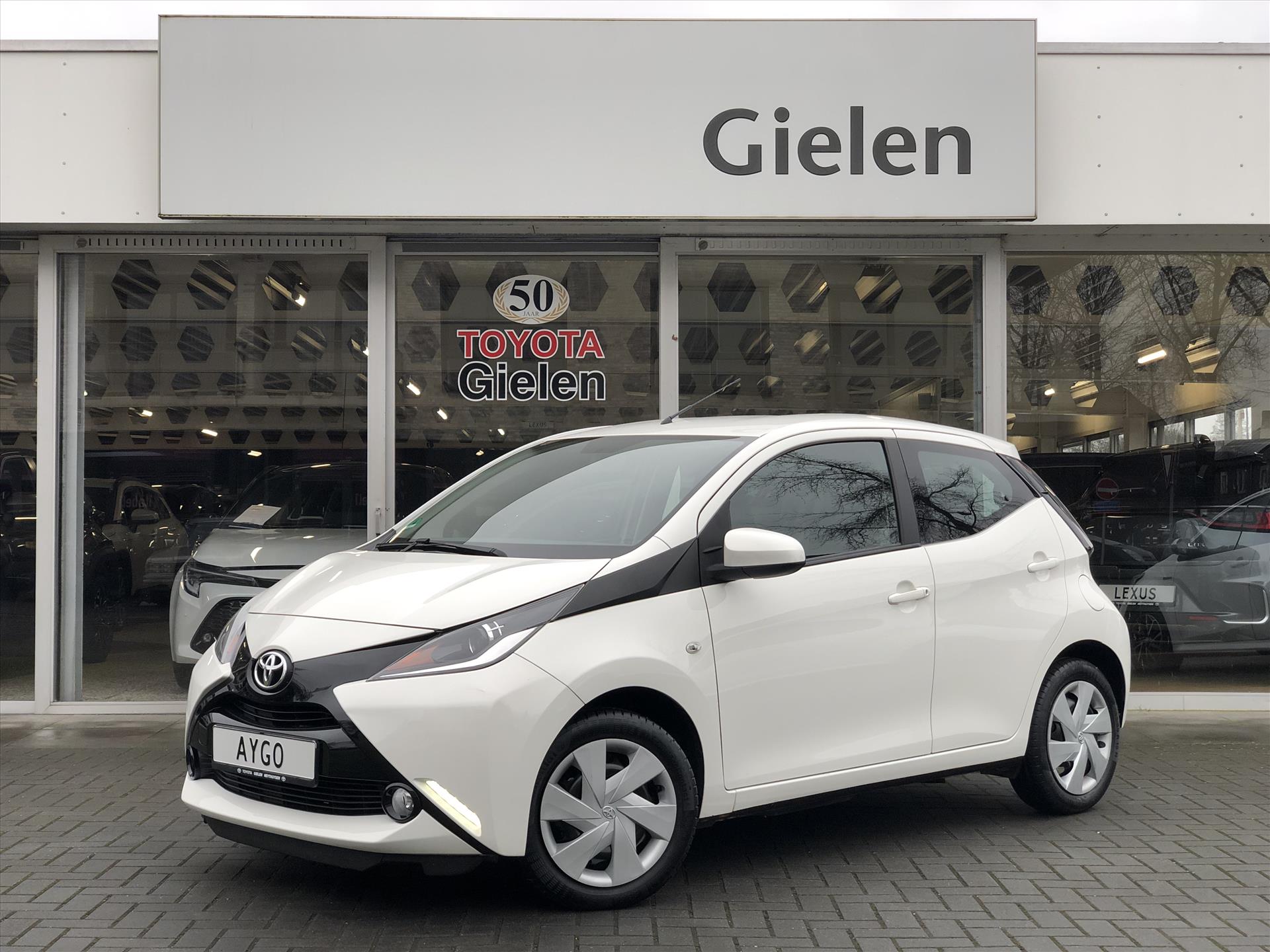 Toyota Aygo 1.0 VVT-i 5D x-play | 2e eigenaar, Parkeercamera, In hoogte verstelbare stoel, Airco, Stuurbediening 42713750-0.jpg | Autobedrijf Gielen