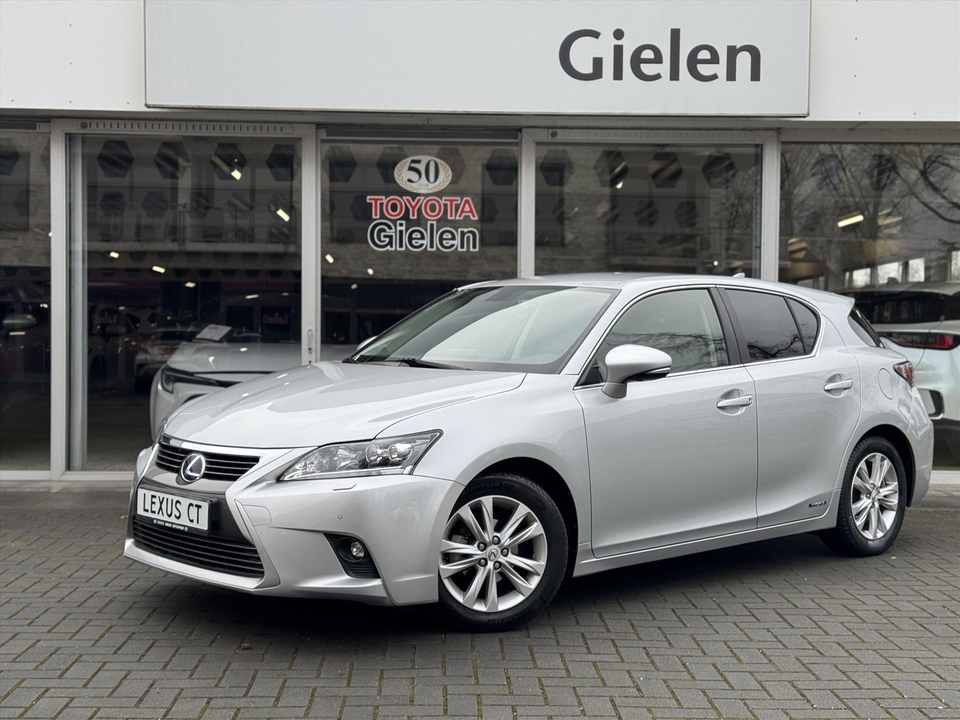 Lexus CT 200h Luxury Line | Leer, Geheugenfunctie, Stoelverwarming, Parkeersensoren, Navigatie, Camera, Licht + Regensensor 42726135-0.jpg | Autobedrijf Gielen