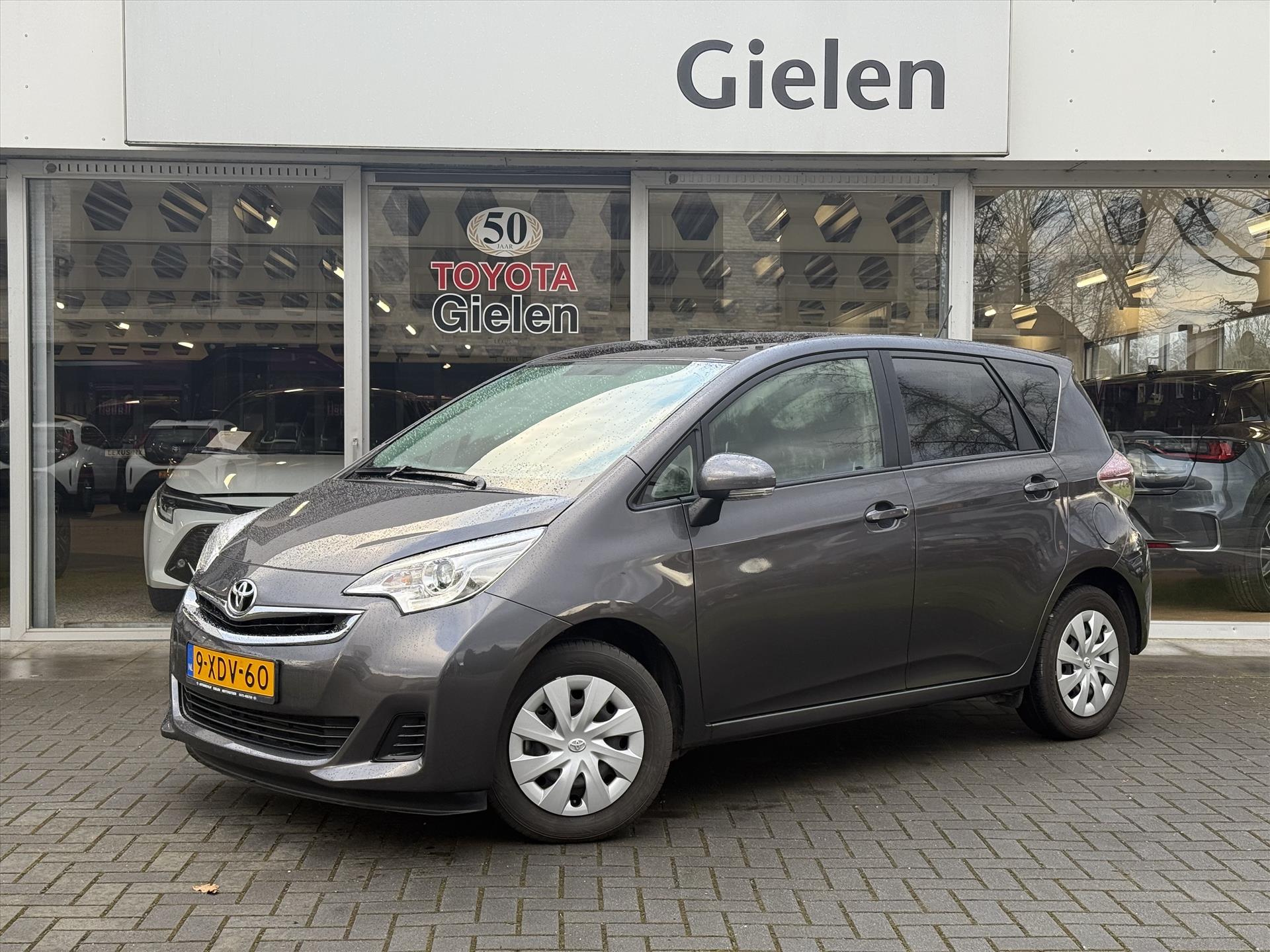 Toyota Verso-S 1.3 VVT-i CVT Automaat Aspiration | Trekhaak, Panoramadak, Parkeercamera, Eerste eigenaar, Cruise control 43179457-0.jpg | Autobedrijf Gielen