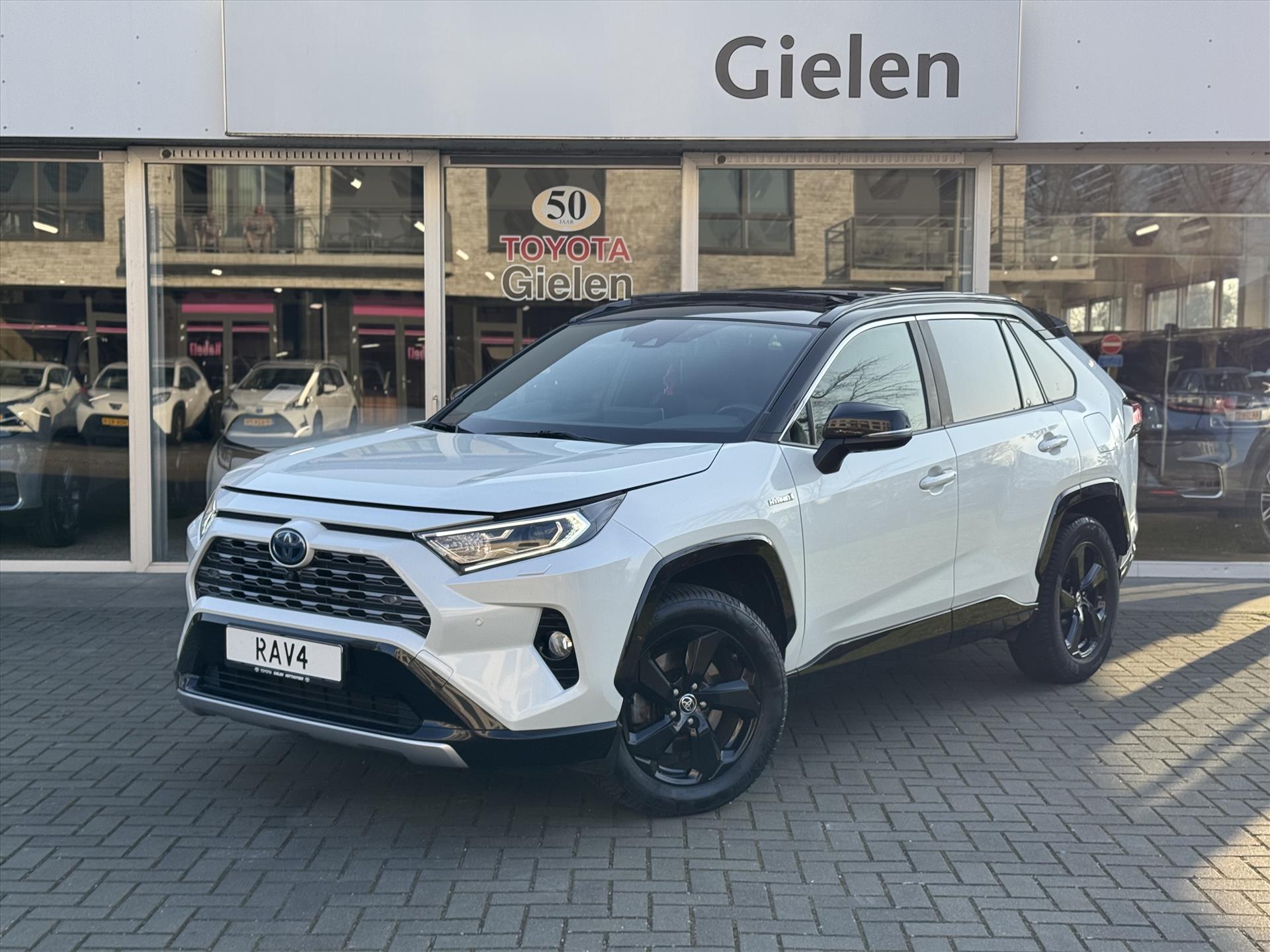 Toyota RAV4 2.5 Hybrid AWD Bi-Tone Plus | Panoramadak, JBL, Dodehoekherkenning, 360 camera, Stoel + Stuurverwarming, 4X4, 1.650KG Trekgewich 43361021-0.jpg | Autobedrijf Gielen
