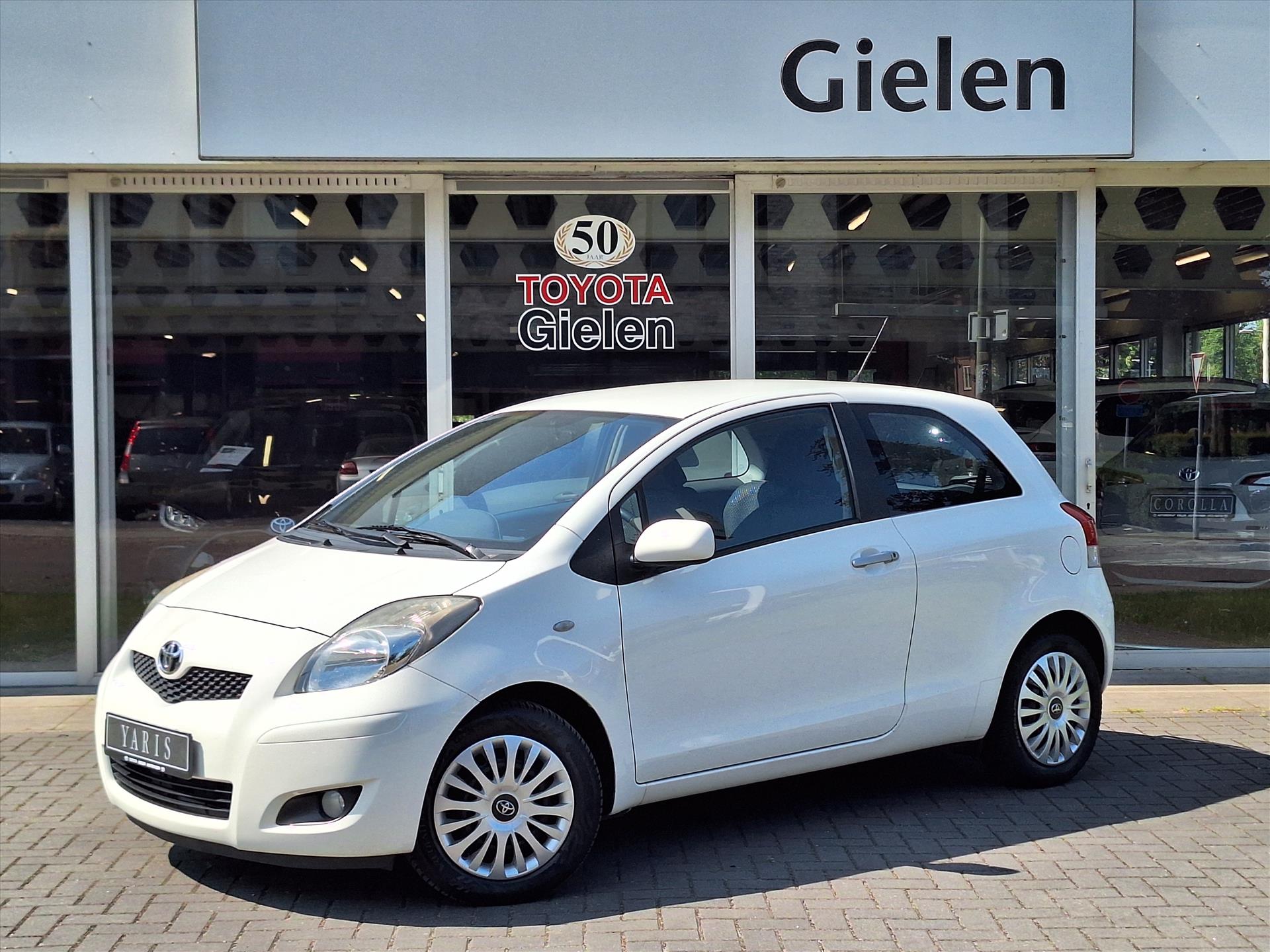 Toyota Yaris 1.3 VVT-i 99pk Aspiration | Trekhaak, 6-bak, Climate control, Elektrische ramen, Radio/CD-Speler 45406653-0.jpg | Autobedrijf Gielen
