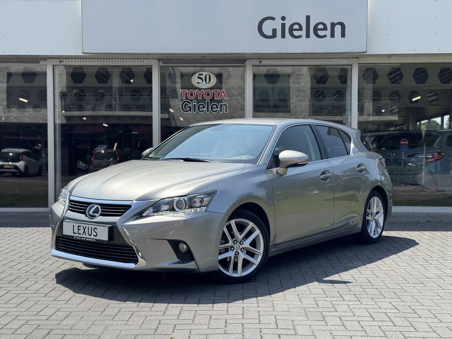 Lexus CT 200h Executive | Leer, Trekhaak, 17 inch, Navigatie, Parkeersensoren, Camera, Licht + Regensensor 45654613-0.jpg | Autobedrijf Gielen