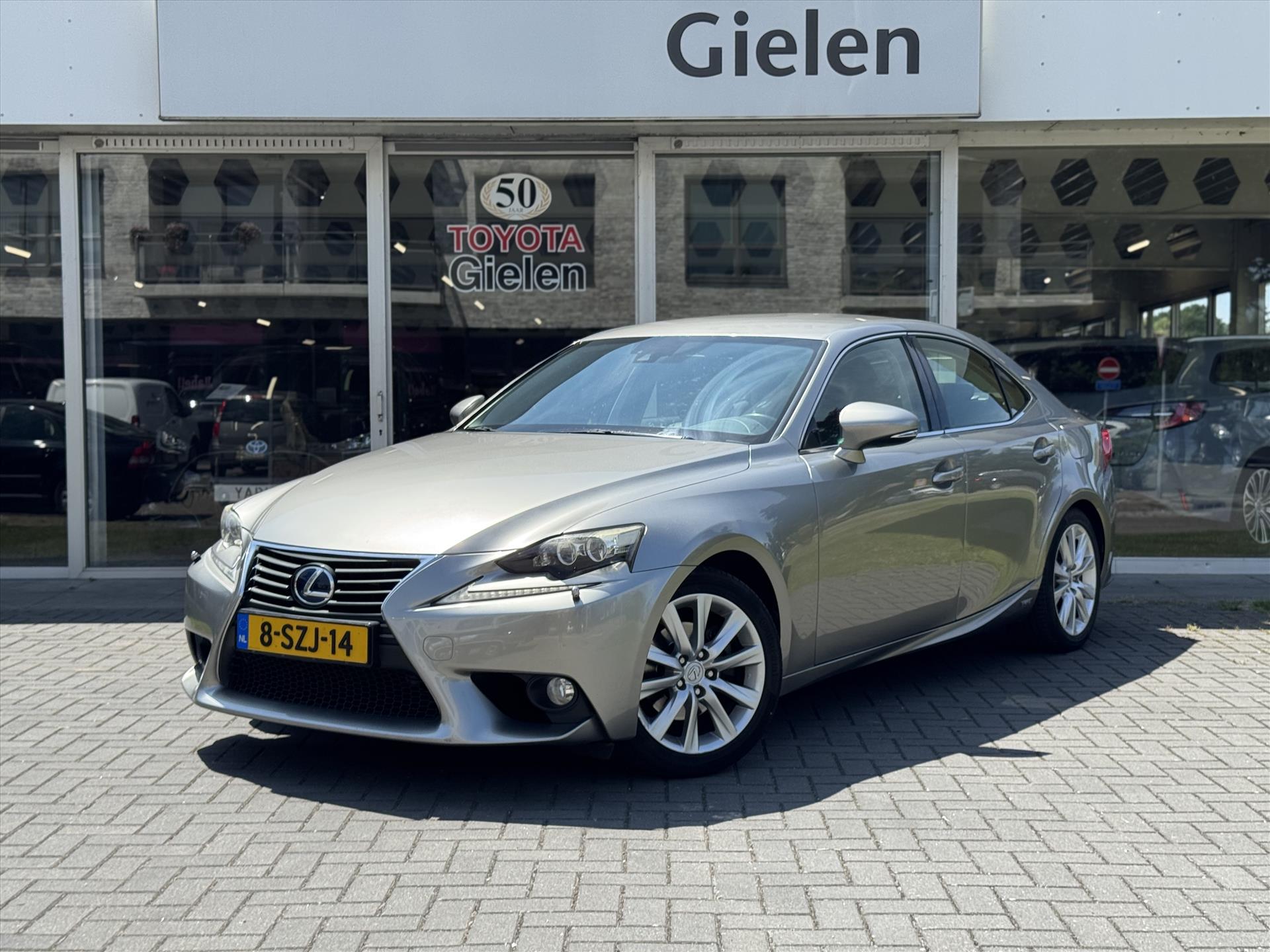 Lexus IS 300h First Edition | Navigatie, Parkeersensoren, 17 inch, Climate control, Cruise control, 2e eigenaar 45754804-0.jpg | Autobedrijf Gielen