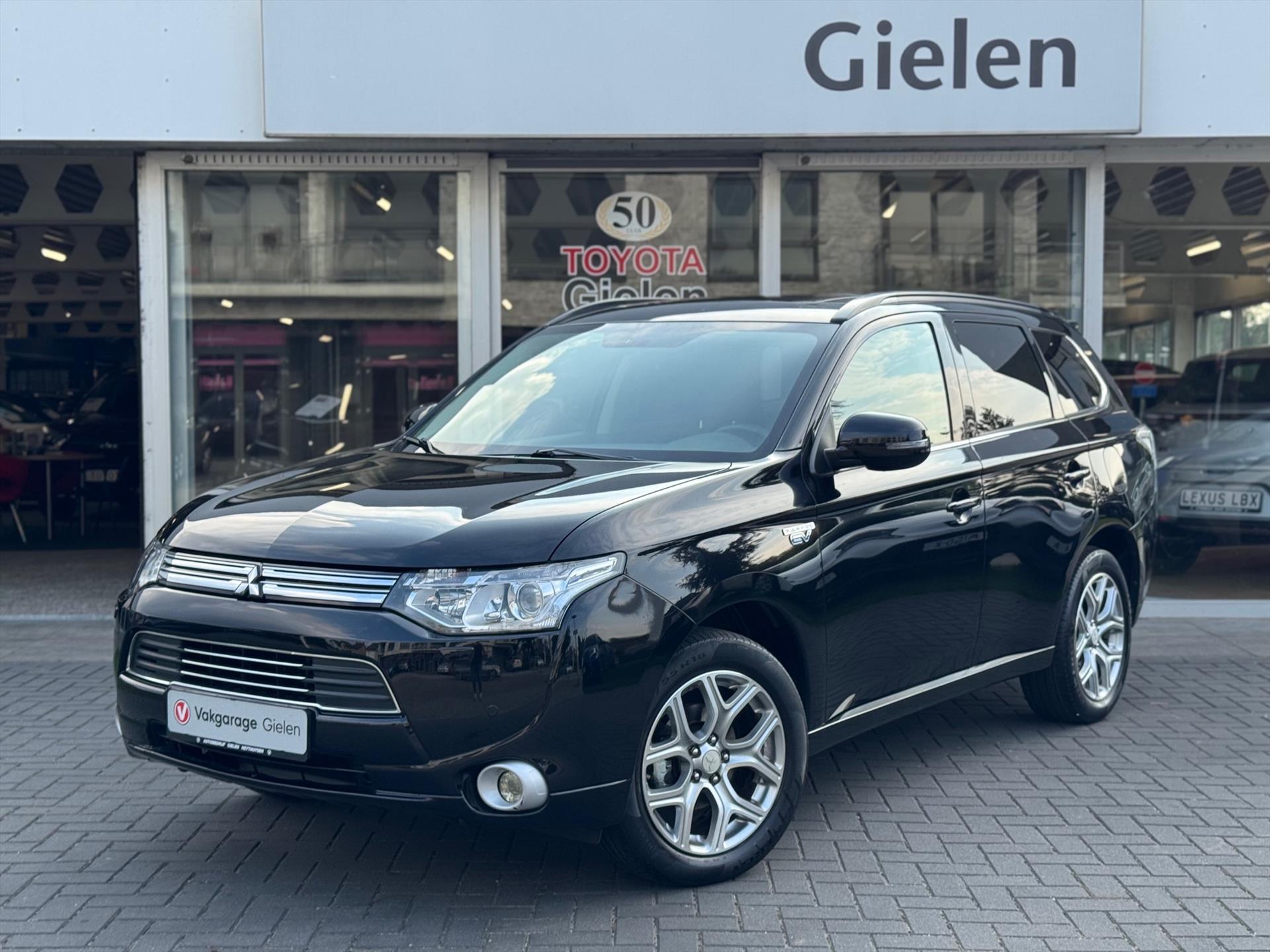 Mitsubishi Outlander 2.0 PHEV 4WD Instyle | 2e eigenaar, Schuifdak, Leer, Stoelverwarming, Navigatie, Keyless, 18 inch, 1.500KG trekgewicht 47908483-0.jpg | Autobedrijf Gielen