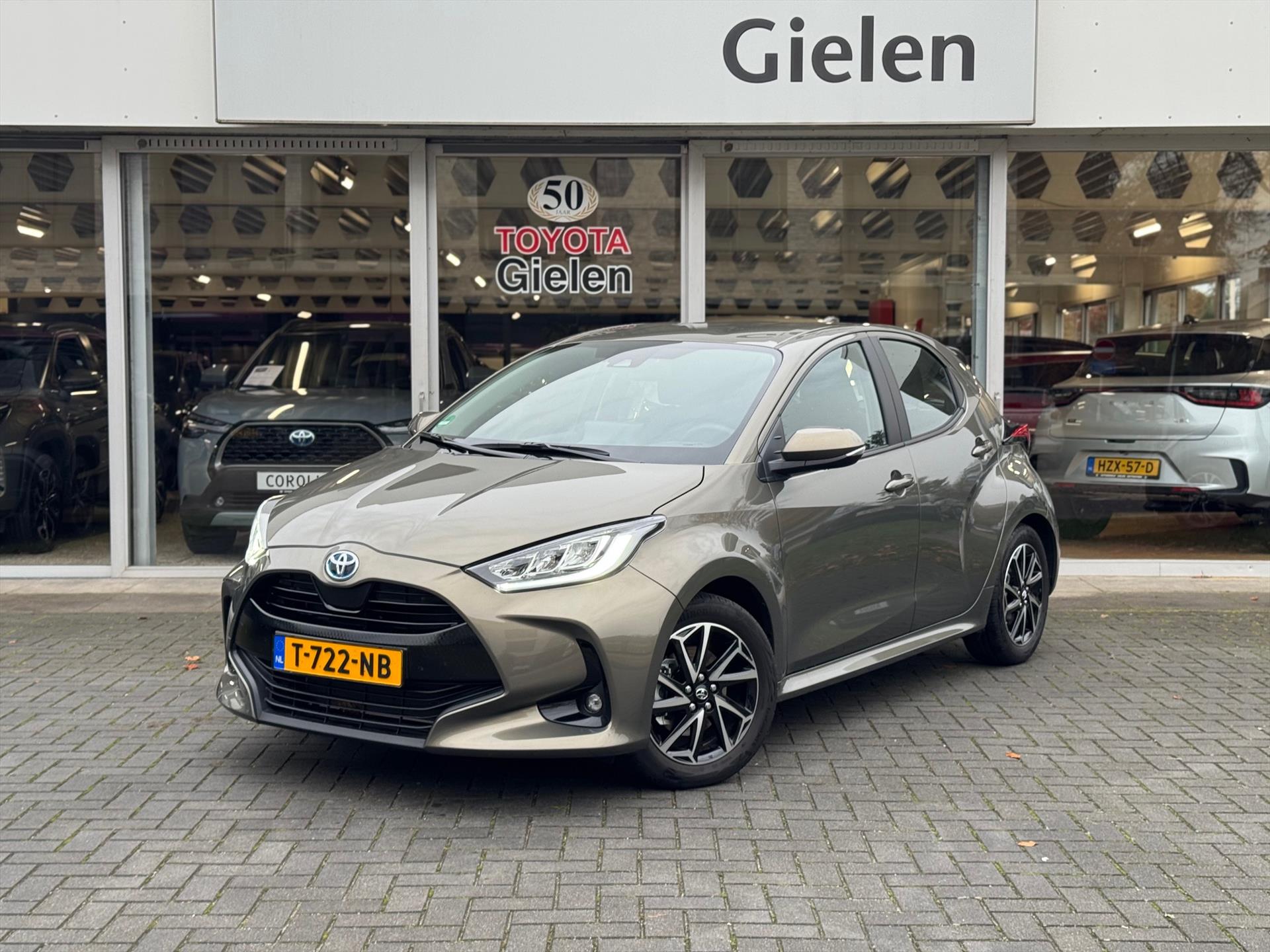 Toyota Yaris 1.5 Hybrid Dynamic | Eerste eigenaar, Oxyde Bronze,16 inch, LED, Privacy Glass, Apple CarPlay/Android Auto, Weinig KM! 49266265-0.jpg | Autobedrijf Gielen
