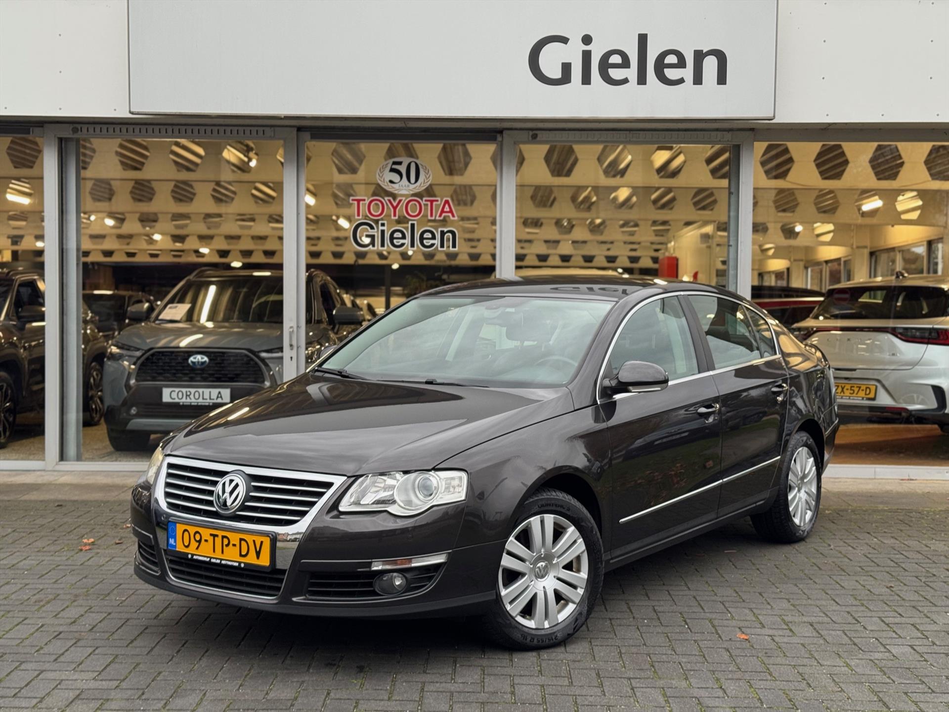 Volkswagen Passat 2.0 FSI Highline | Eerste eigenaar, Nieuwe distributieriem, Climate control, Stoelverwarming, Cruise control, Leer, Unieke km st 49271575-0.jpg | Autobedrijf Gielen