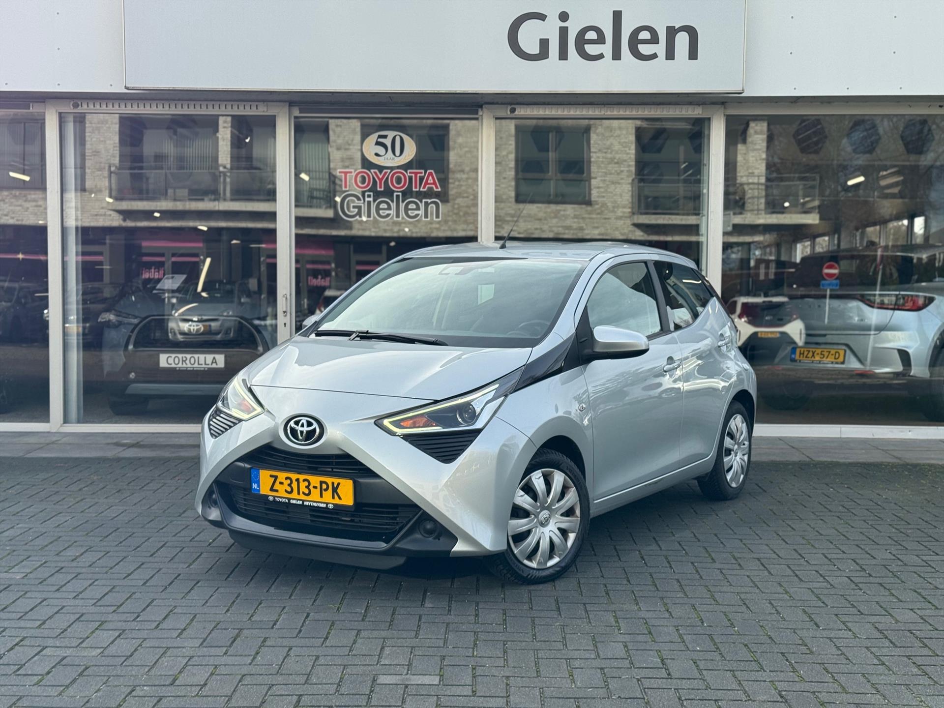 Toyota Aygo 1.0 VVT-i X-Play | Apple CarPlay/Android Auto, Parkeercamera, In hoogte verstelbare stoel, Centrale deurvergrendeling 49592770-0.jpg | Autobedrijf Gielen