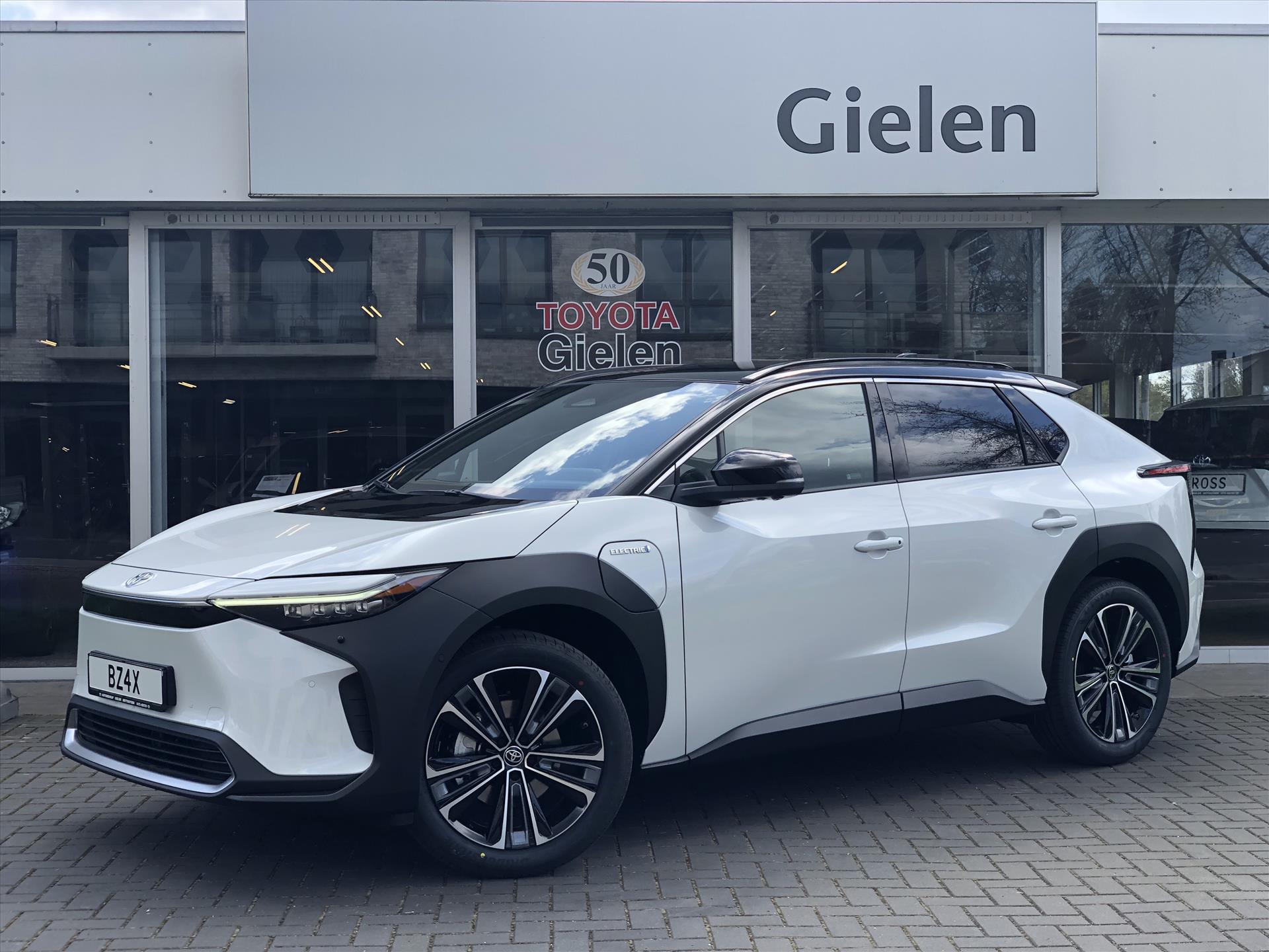 Toyota Bz4x 71,4 kWh 3-Fase Premium Bi-Tone + Panoramisch dak | JBL, Dodehoekherkenning, Leer, Parkeersensoren, Eerste eigenaar 50542743-0.jpg | Autobedrijf Gielen