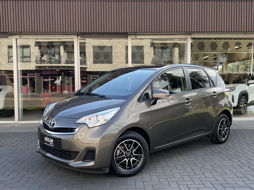 Toyota Verso-S 1.3 VVT-i CVT Automaat Trend | Trekhaak, Navigatie, Panoramadak, Airconditioning, Parkeercamera, Fijne instap! 56508098-0.jpg | Autobedrijf Gielen